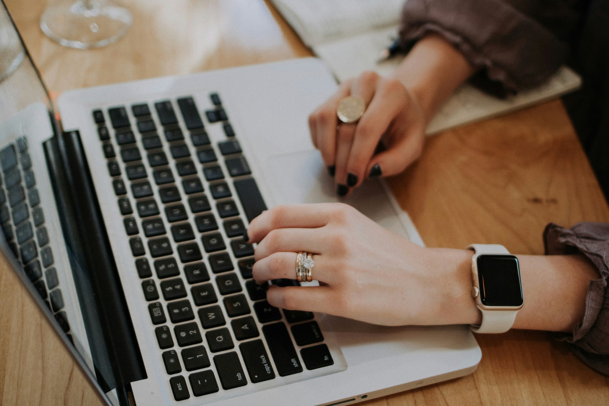 Laptop-Arbeitsplatz ohne sichtbares Branding