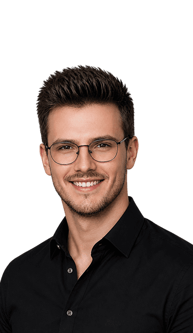 Lennart Vermehr, Entwickler bei Blursafe – Porträtfoto mit Brille und schwarzem Hemd.